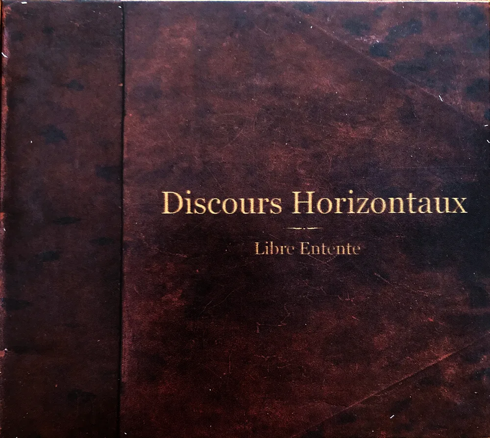 Couverture de l'album : un livre relié de cuir brun, titré Discours Horizontaux, Libre Entente, en lettres dorées.