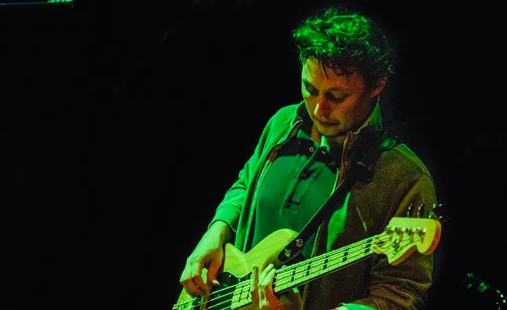 Martin à la guitare, dans une lumière verte.