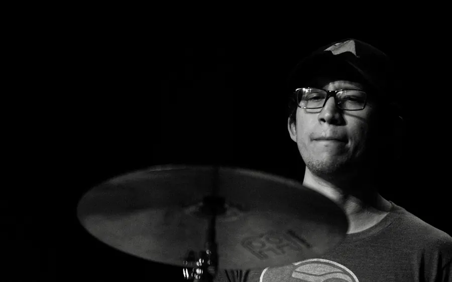 En noir et blanc, Alejandro à la batterie, derrière sa cymbale.