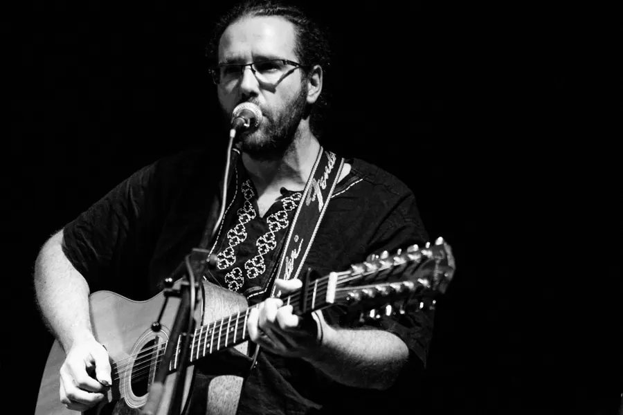 En noir et blanc, Nico chante en jouant d'une guitare à douze cordes.