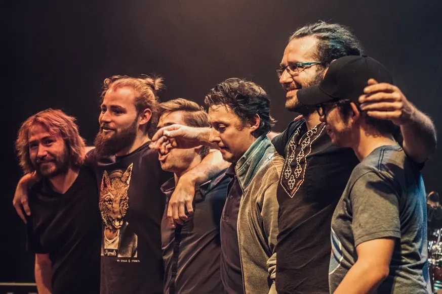 Chris, Valentin, Pierrot, Martin, Nico et Alejandro se tiennent par les épaules et saluent le public à la fin du concert.